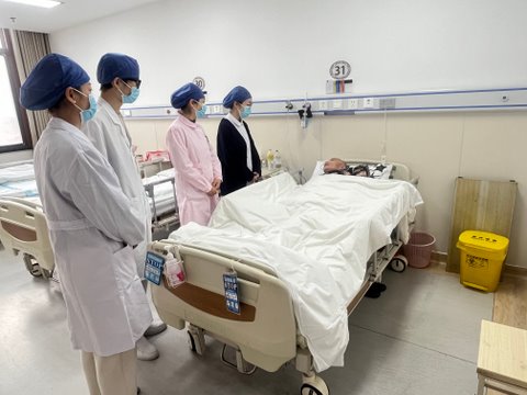 床邊現(xiàn)場查看病人.jpg